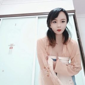 乱伦剧情 不想出嫁把初夜要献给爸爸