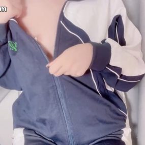 【芙芙】00后校服学妹自慰器按摩嫩穴